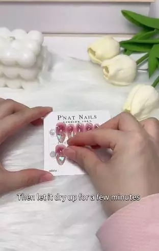 Trik bersihkan fake nails agar bisa dipakai kembali andalkan 1 produk bayi TikTok