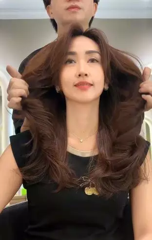 Transformasi cewek rambut tipis tak bervolume usai di styling hasilnya bak pakai wig TikTok