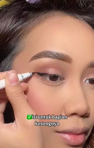 Trik aplikasikan eyeliner agar hasilnya lebih tajam dan presisi TikTok