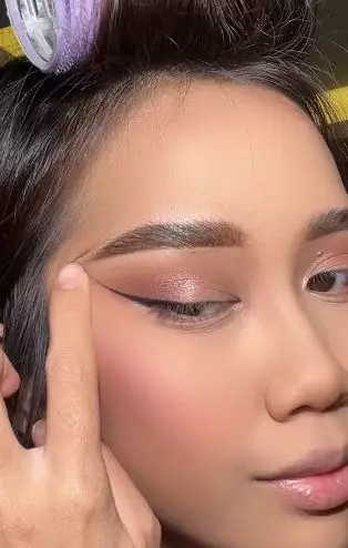 Trik aplikasikan eyeliner agar hasilnya lebih tajam dan presisi TikTok