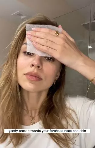 Alat pembersih pengganti blotting paper bisa atasi minyak di wajah TikTok