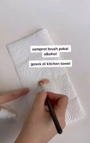 Fungsi lain tisu dapur untuk pengguna makeup TikTok Fungsi lain tisu dapur untuk pengguna makeup TikTok