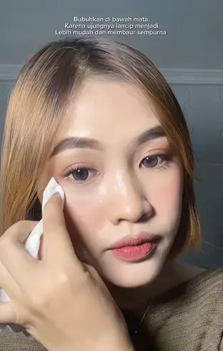 Trik aplikasikan bedak agar under eye lebih halus andalkan 1 alat pembersih TikTok Trik aplikasikan bedak agar under eye lebih halus andalkan 1 alat pembersih TikTok