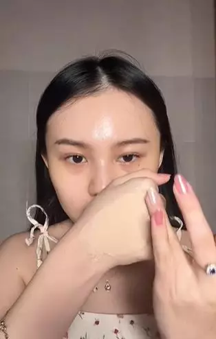 Trik gunakan foundation untuk beri efek wajah berdimensi dan lebih kecil TikTok