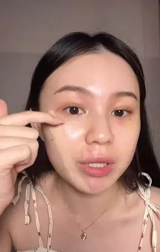 Trik gunakan foundation untuk beri efek wajah berdimensi dan lebih kecil TikTok