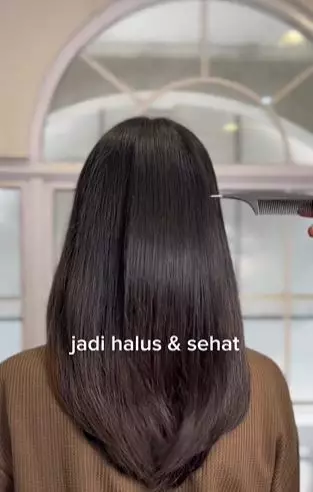 Cewek rambut kaku efek smoothing usai di styling bak rambut baru TikTok