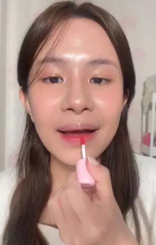 Trik pakai lip gloss agar lebih natural dan bibir nggak kelihatan jontor TikTok