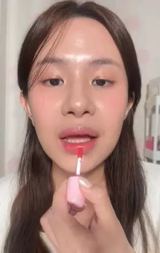 Trik pakai lip gloss agar lebih natural dan bibir nggak kelihatan jontor TikTok