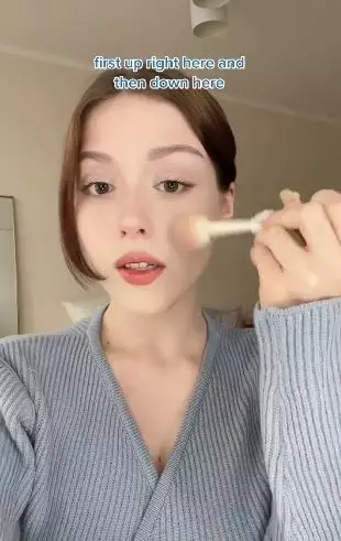 Trik penempatan highlighter ala cewek Jepang bikin wajah flat auto glowing TikTok Trik penempatan highlighter ala cewek Jepang bikin wajah flat auto glowing TikTok