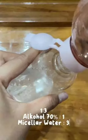 Cara bikin brush cleanser sendiri andalkan micellar water dicampur 1 bahan  TikTok