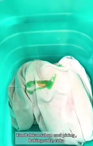 Trik hilangkan noda foundation di baju andalkan 2 bahan dapur TikTok
