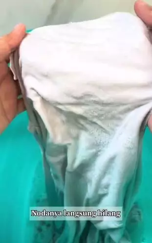 Trik hilangkan noda foundation di baju andalkan 2 bahan dapur TikTok