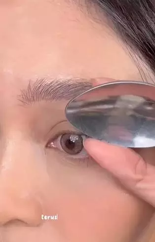 Trik lentikkan bulu mata tanpa eyelash curler andalkan 1 alat makan TikTok