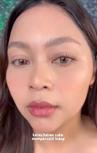 Trik lentikkan bulu mata tanpa eyelash curler andalkan 1 alat makan TikTok