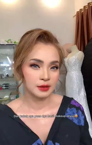Transformasi emak-emak 40 tahun dirias soft glam hasilnya auto jadi ABG TikTok Transformasi emak-emak 40 tahun dirias soft glam hasilnya auto jadi ABG TikTok