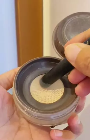 Trik atasi loose powder susah keluar cuma pakai 1 alat sederhana Berbagai sumber Trik atasi loose powder susah keluar cuma pakai 1 alat sederhana Berbagai sumber