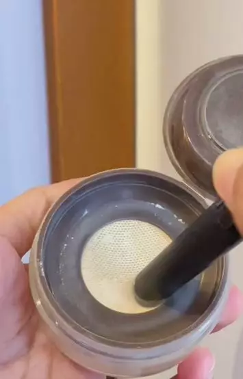 Trik atasi loose powder susah keluar cuma pakai 1 alat sederhana Berbagai sumber Trik atasi loose powder susah keluar cuma pakai 1 alat sederhana Berbagai sumber
