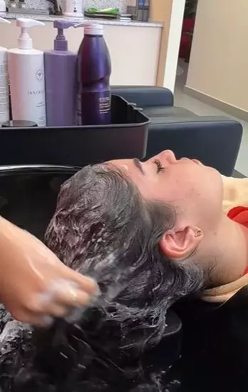Cewek rambut super lurus lakukan styling agar jadi keriting TikTok Cewek rambut super lurus lakukan styling agar jadi keriting TikTok