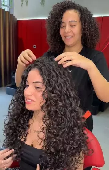 Cewek rambut super lurus lakukan styling agar jadi keriting TikTok Cewek rambut super lurus lakukan styling agar jadi keriting TikTok