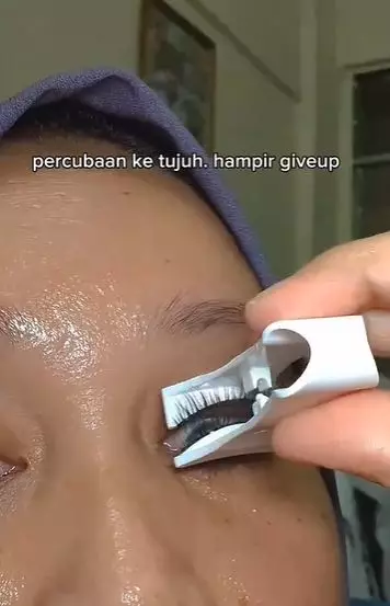 Momen kocak cewek pertama kali pasang magnetic eyelash TikTok Momen kocak cewek pertama kali pasang magnetic eyelash TikTok