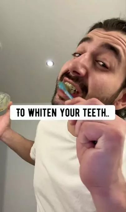 Memutihkan gigi kuning membandel pakai 3 jenis buah Berbagai sumber