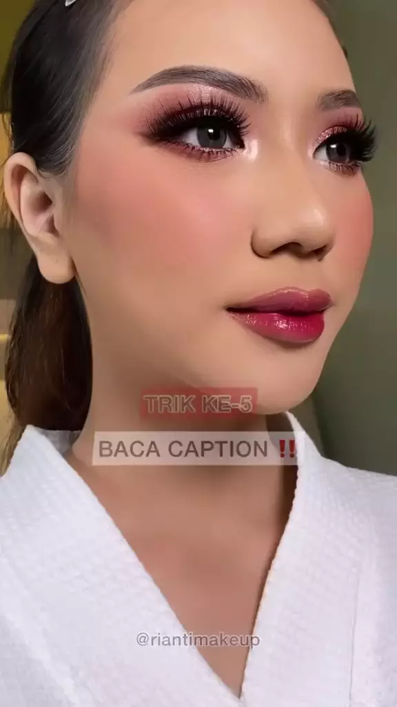 Trik aplikasikan lipstik supaya transferproof © TikTok Trik aplikasikan lipstik supaya transferproof © TikTok