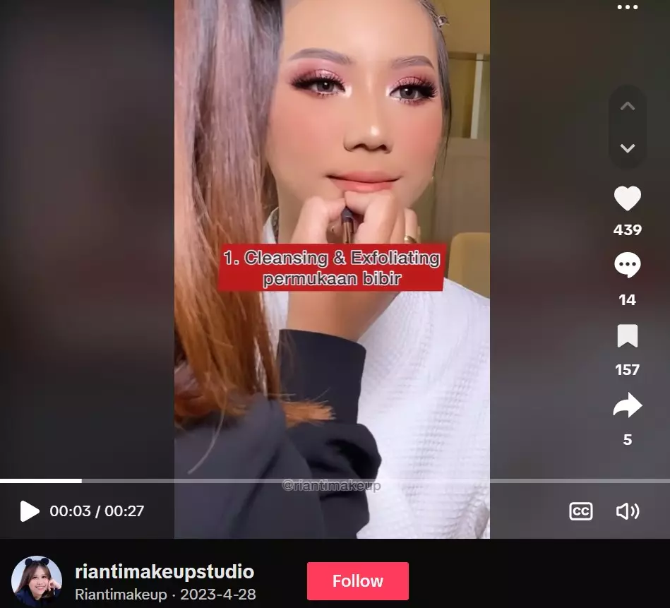 Trik aplikasikan lipstik supaya transferproof © TikTok Trik aplikasikan lipstik supaya transferproof © TikTok