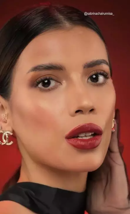 potret Sabrina Chairunnisa pakai makeup bold © Instagram