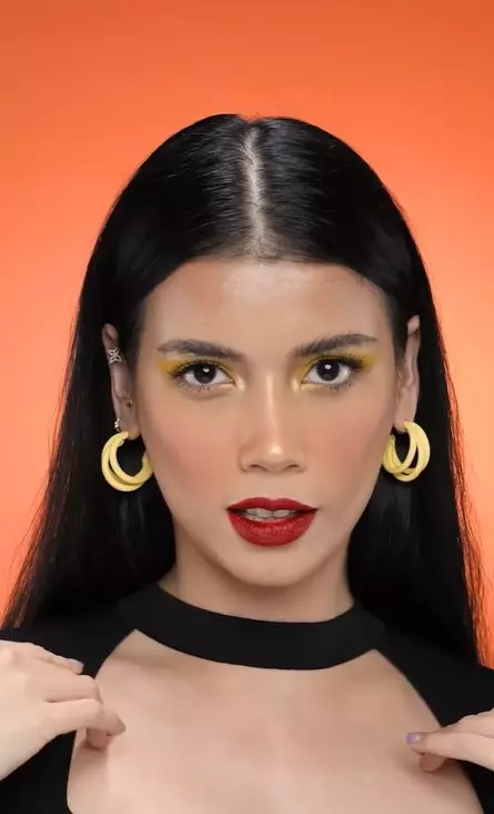 potret Sabrina Chairunnisa pakai makeup bold © Instagram