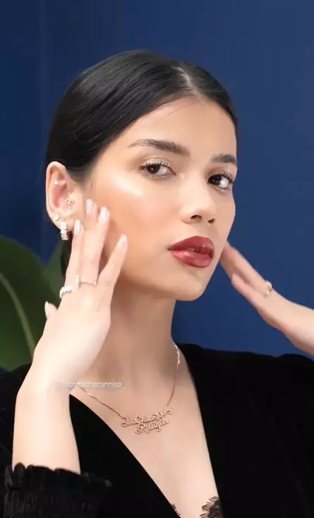 potret Sabrina Chairunnisa pakai makeup bold © Instagram