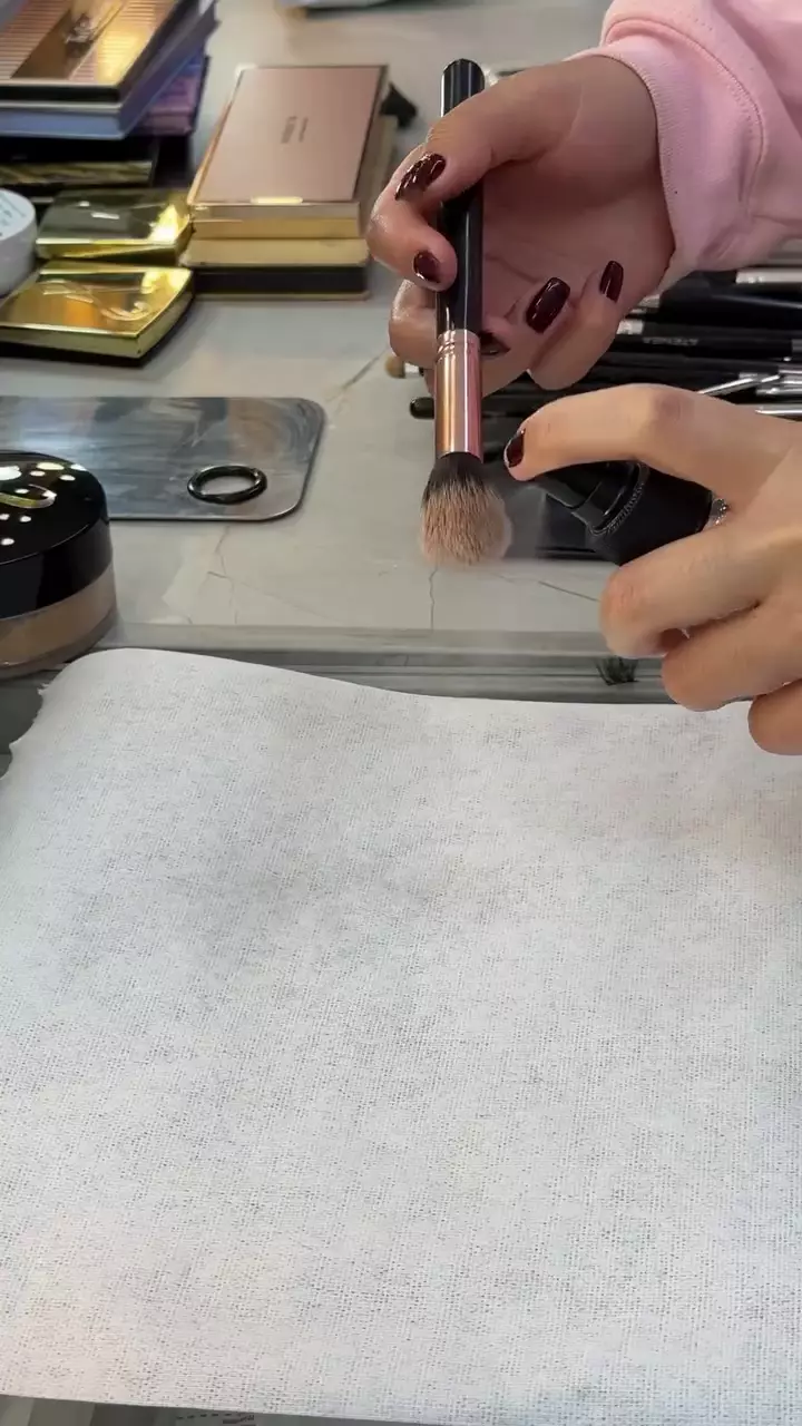 trik membersihkan brush makeup bekas bedak © Instagram trik membersihkan brush makeup bekas bedak © Instagram