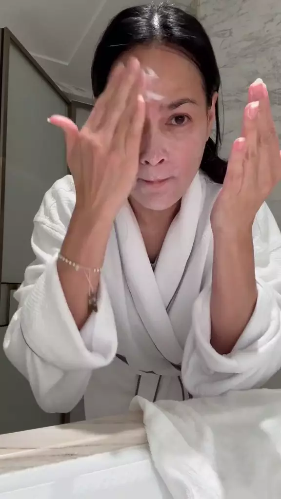 rutinitas skincare ala Donna harun © Instagram rutinitas skincare ala Donna harun © Instagram