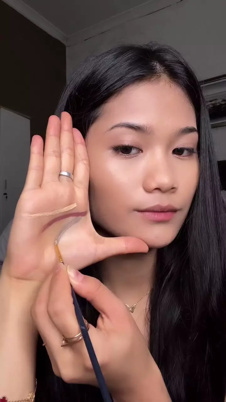 Cara unik aplikasikan blush on © Instagram Cara unik aplikasikan blush on © Instagram