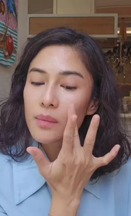 rahasia wajah kencang Dian Sastro © Instagram