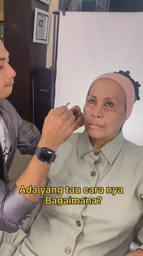 MUA rias nenek cemberut jadi lebih muda © 2023 brilio.net MUA rias nenek cemberut jadi lebih muda © 2023 brilio.net