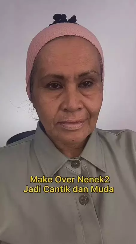 MUA rias nenek cemberut jadi lebih muda © 2023 brilio.net MUA rias nenek cemberut jadi lebih muda © 2023 brilio.net