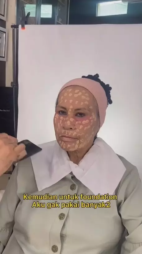 MUA rias nenek cemberut jadi lebih muda © 2023 brilio.net MUA rias nenek cemberut jadi lebih muda © 2023 brilio.net