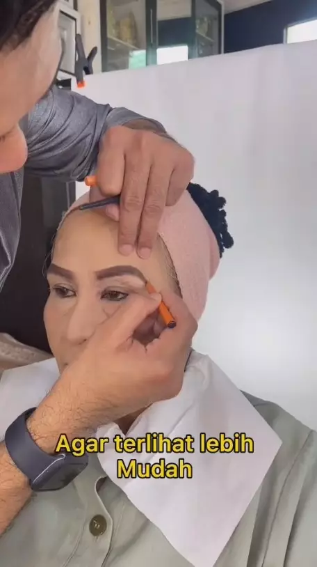 MUA rias nenek cemberut jadi lebih muda © 2023 brilio.net MUA rias nenek cemberut jadi lebih muda © 2023 brilio.net