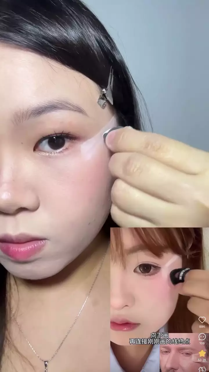 bikin face lifting saat makeup © Instagram