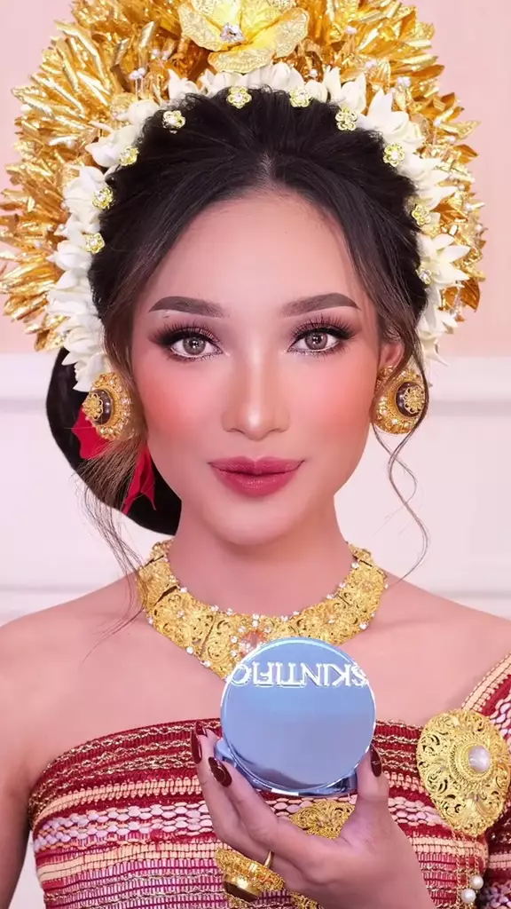 cewek dirias 9 model makeup adat © TikTok