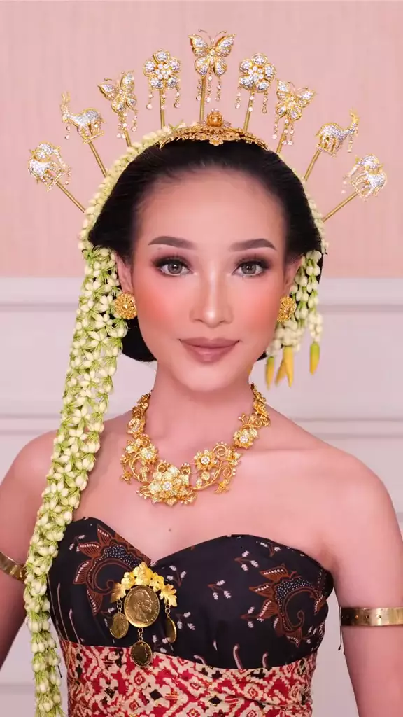 cewek dirias 9 model makeup adat © TikTok