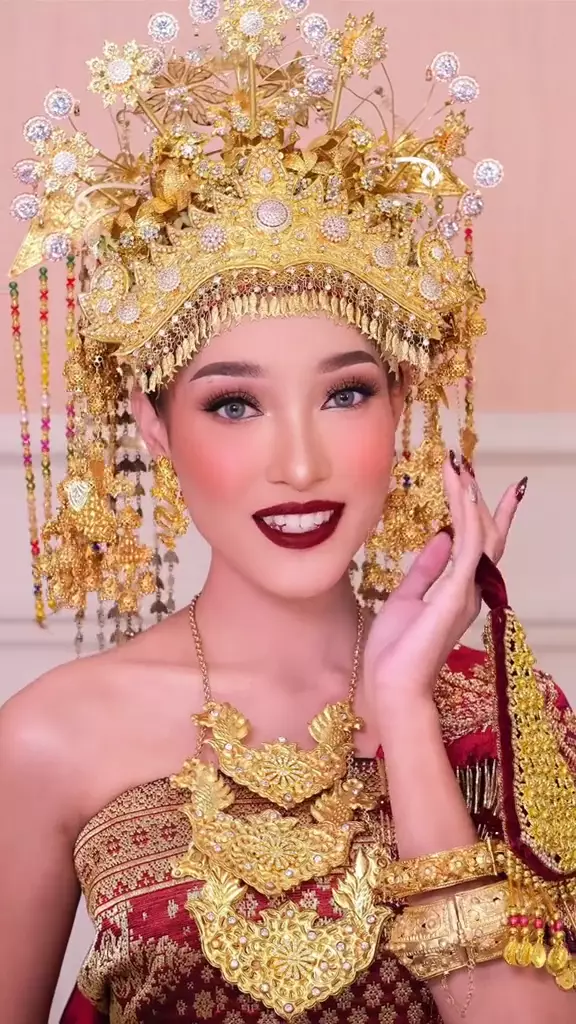 cewek dirias 9 model makeup adat © TikTok