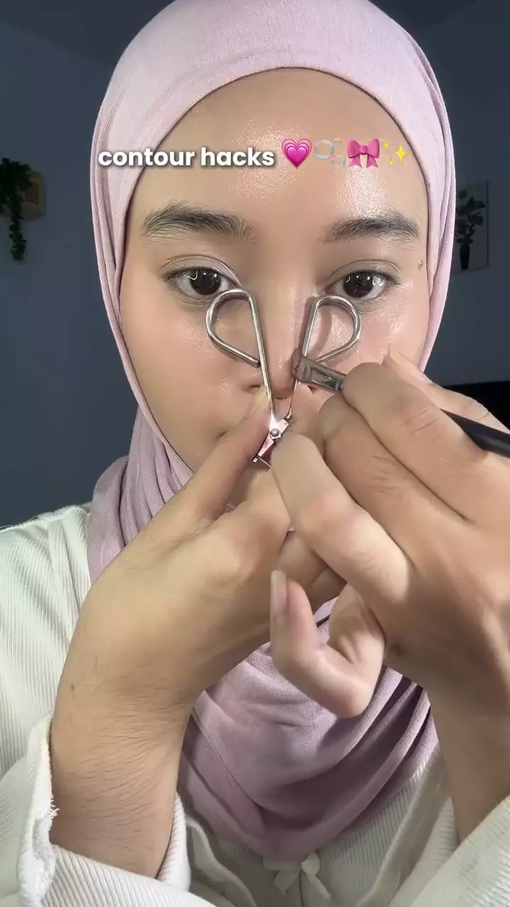 trik bikin garis hidung untuk contour © Instagram