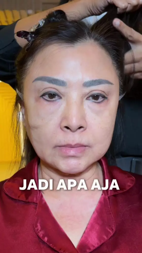 wanita dengan sulam eyeliner dan alis gelap © TikTok wanita dengan sulam eyeliner dan alis gelap © TikTok