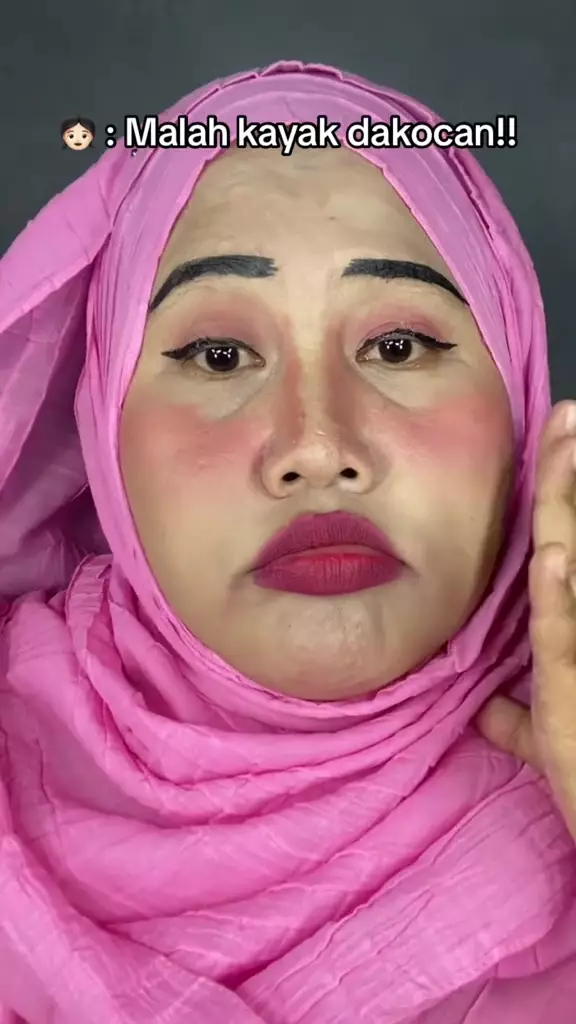 wanita wajah bulat pangling dirias soft bold © TikTok