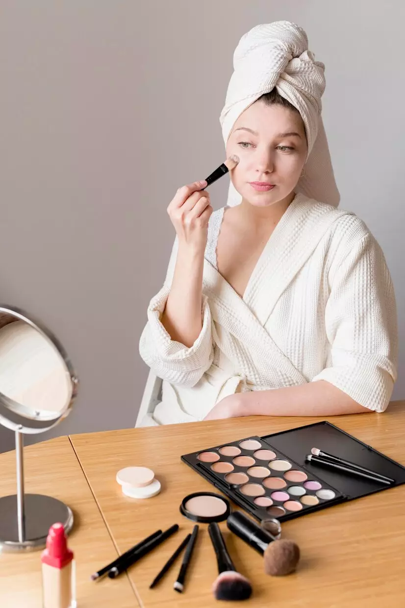 jarak waktu yang tepat antara skincare dan makeup © 2025 brilio.net