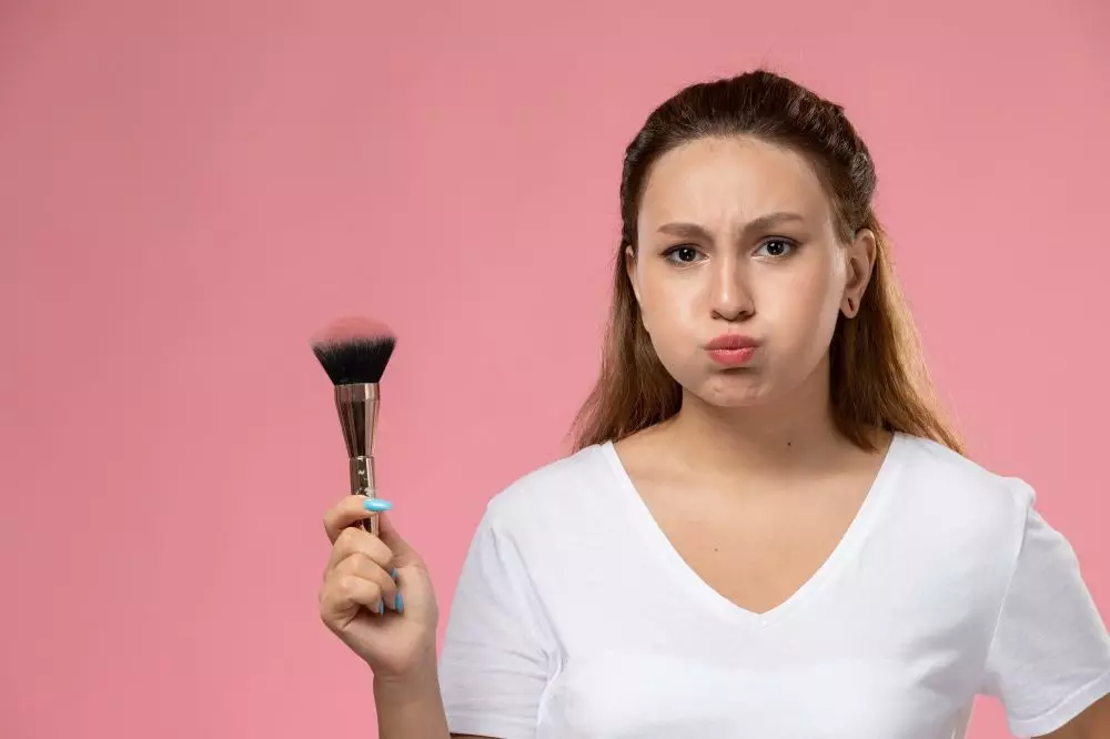 kandungan skincare yang bikin makeup gampang luntur © 2025 brilio.net kandungan skincare yang bikin makeup gampang luntur © 2025 brilio.net