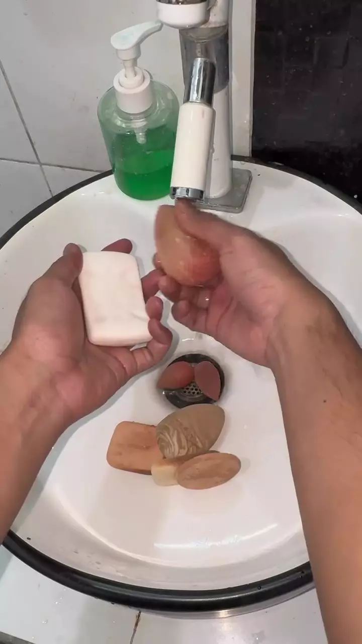 trik bersihkan spons makeup © Instagram