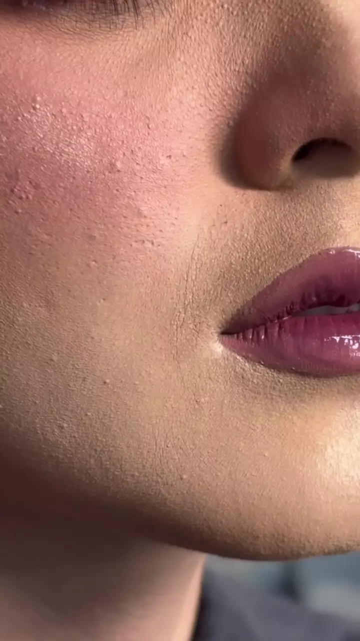 atasi foundation retak di area smile line © Instagram