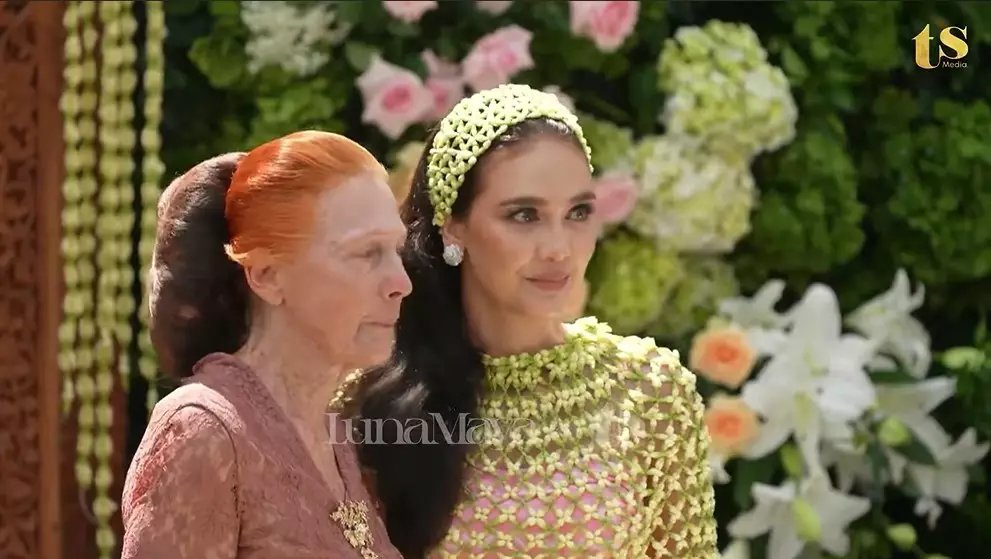 detail makeup Luna Maya saat siraman © YouTube detail makeup Luna Maya saat siraman © YouTube